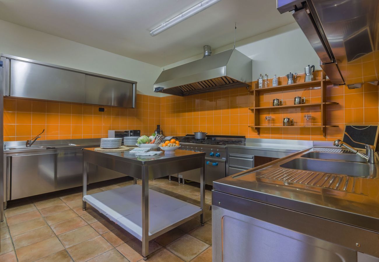 Villa Donna, spacious villa with private pool and amazing, unique views over the landscape of Le Marche, Urbania