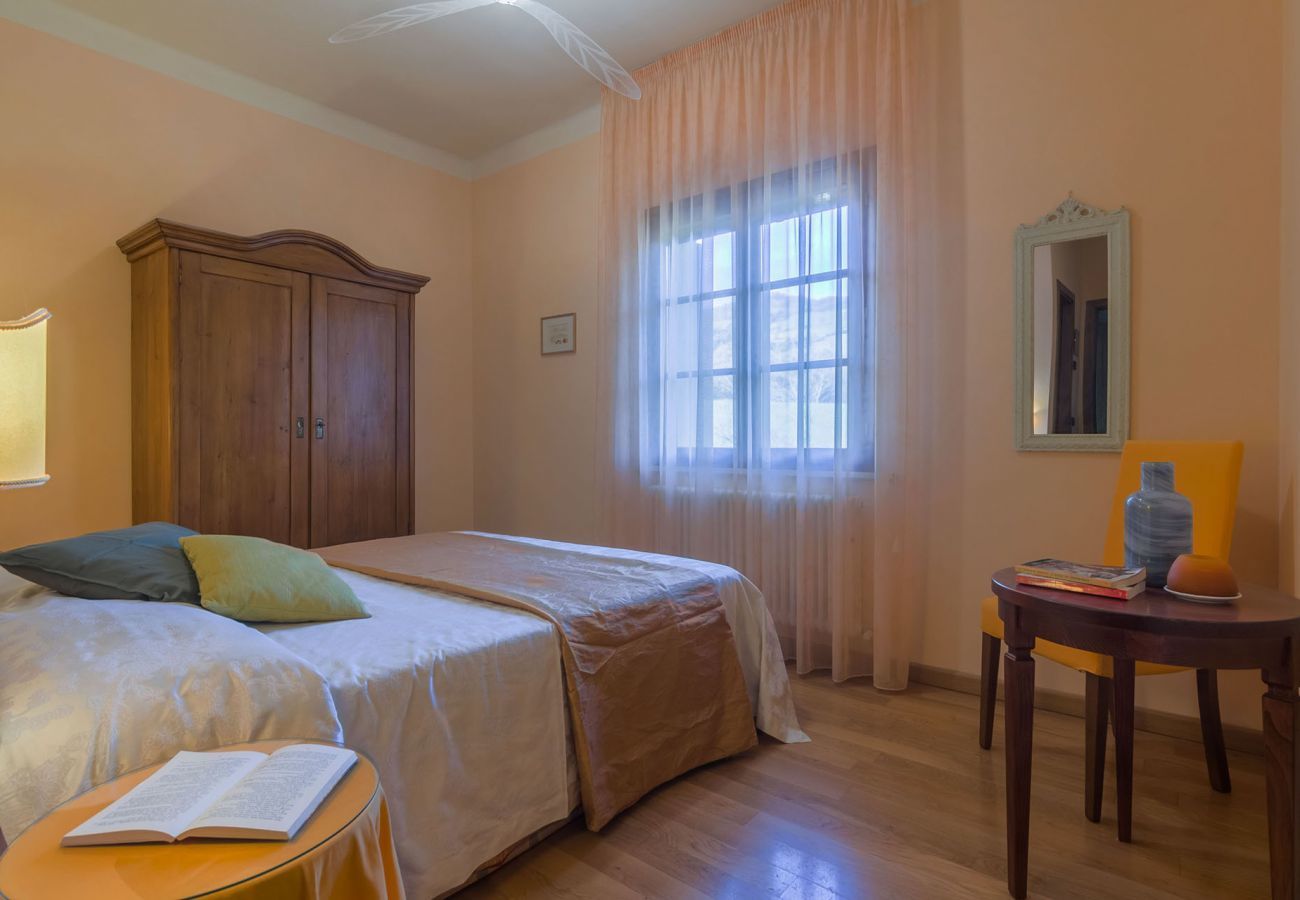 Villa Donna, spacious villa with private pool and amazing, unique views over the landscape of Le Marche, Urbania