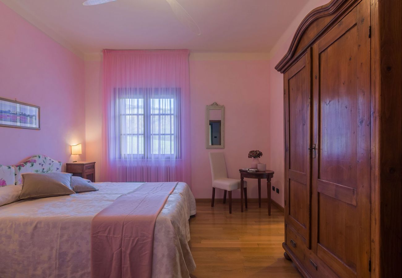 Villa Donna, spacious villa with private pool and amazing, unique views over the landscape of Le Marche, Urbania