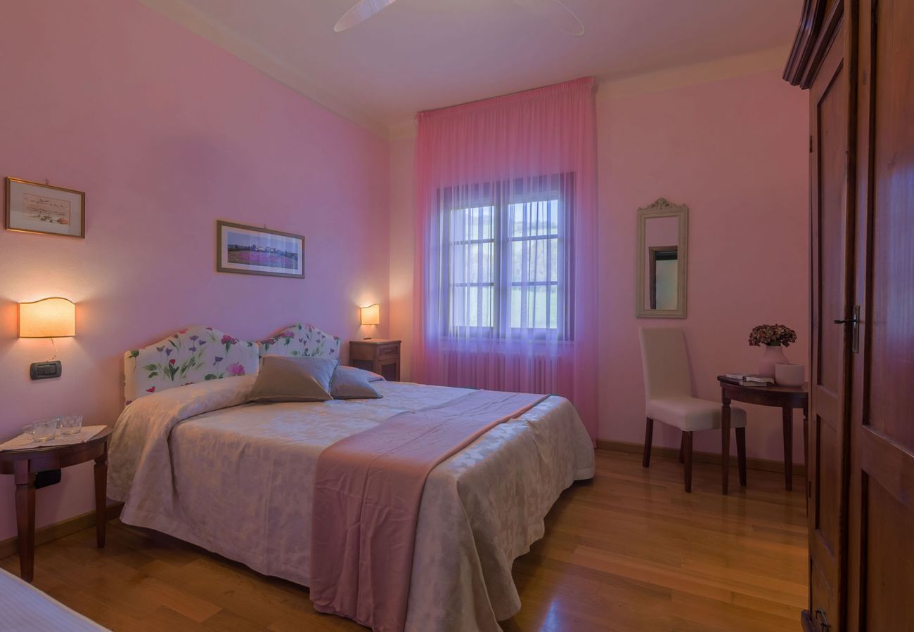 Villa Donna, spacious villa with private pool and amazing, unique views over the landscape of Le Marche, Urbania