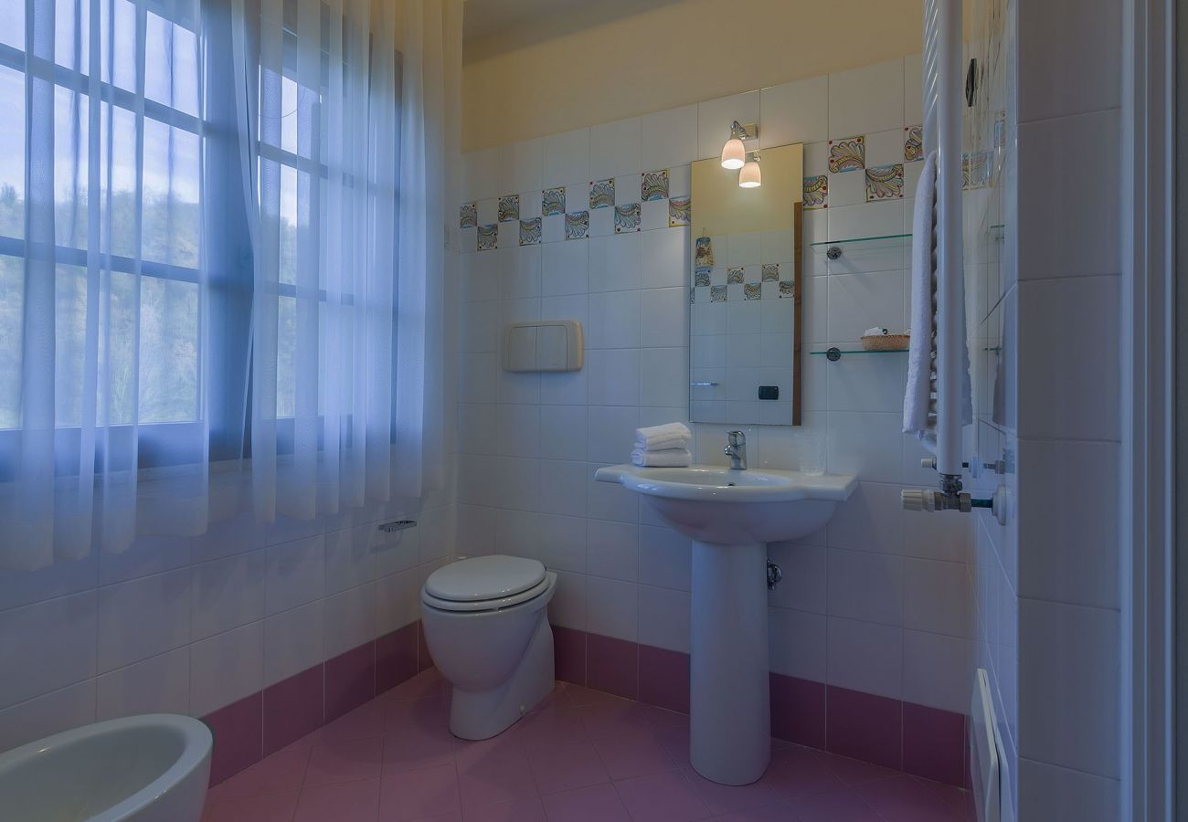 Villa Donna, spacious villa with private pool and amazing, unique views over the landscape of Le Marche, Urbania