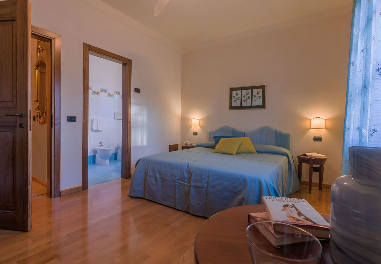 Villa Donna, spacious villa with private pool and amazing, unique views over the landscape of Le Marche, Urbania