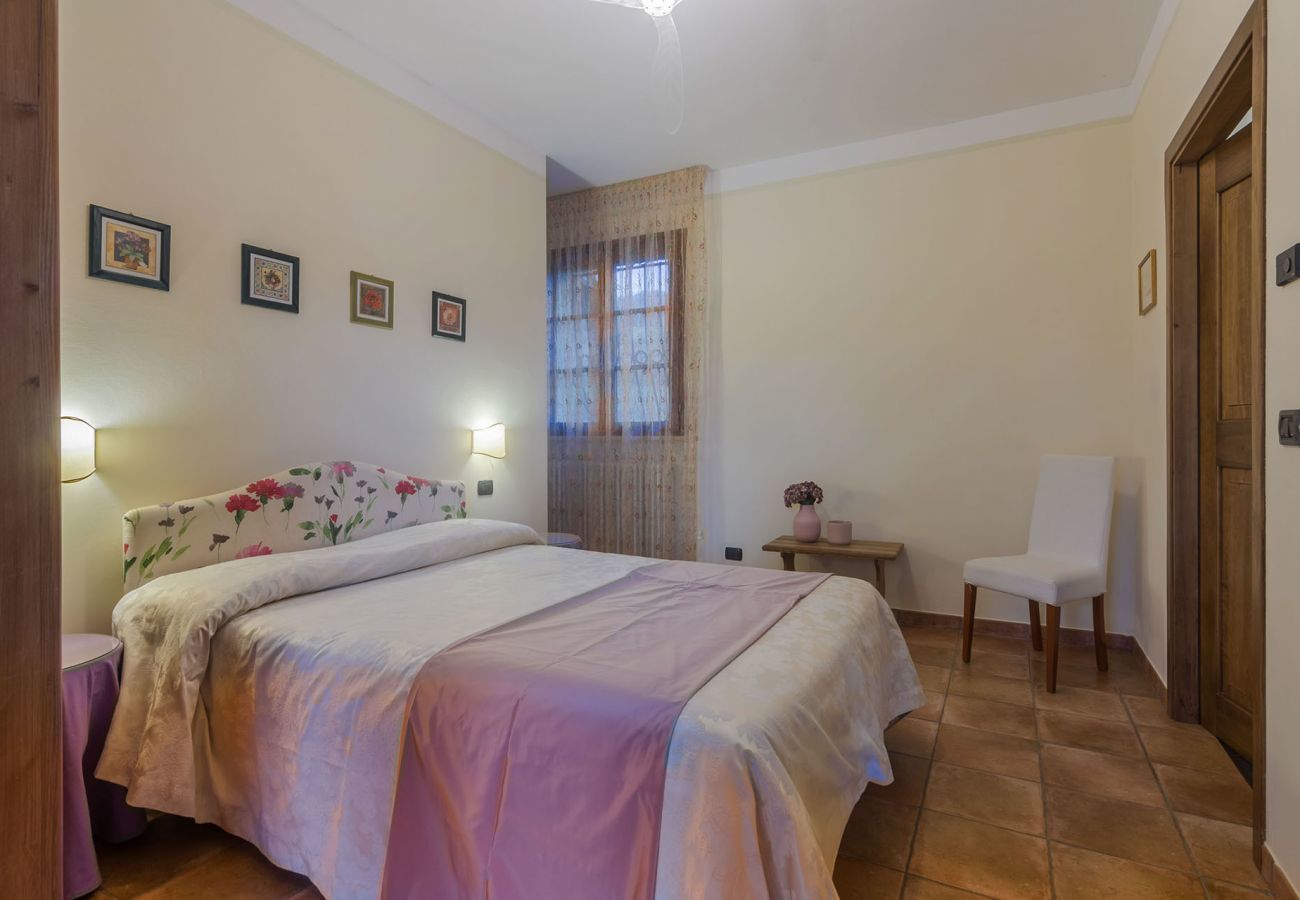 Villa Donna, spacious villa with private pool and amazing, unique views over the landscape of Le Marche, Urbania