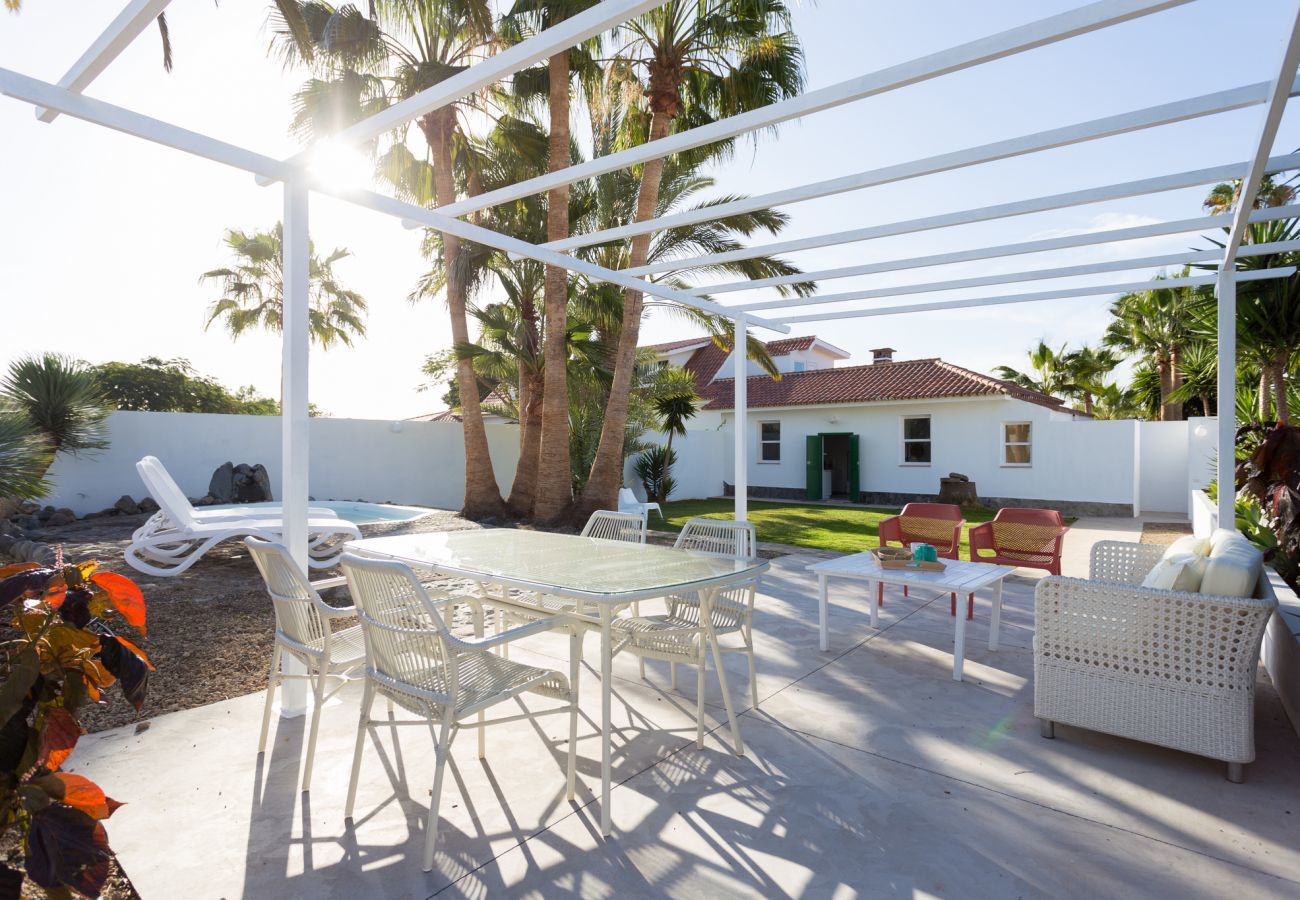 Casita Desiño Moderno is a studio for two with a spacious garden and swimmingpool. Close to the beach in Guaza, Tenerife