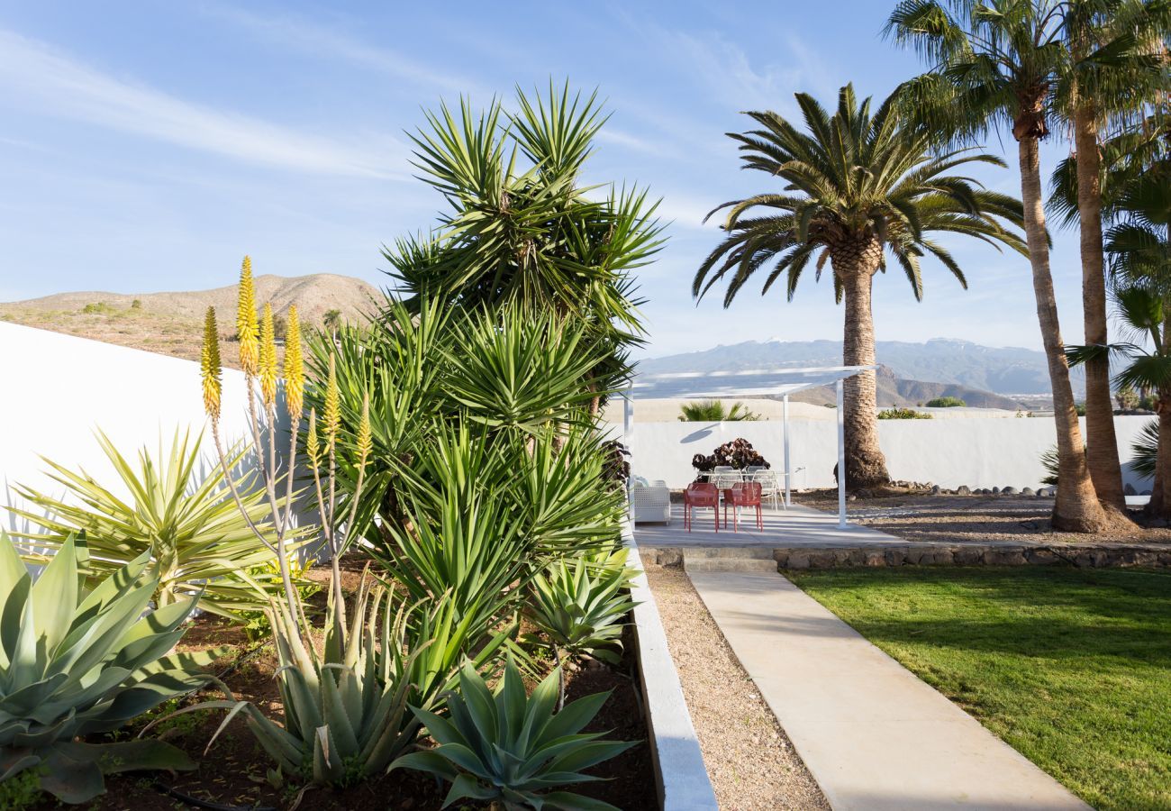 Casita Desiño Moderno is a studio for two with a spacious garden and swimmingpool. Close to the beach in Guaza, Tenerife