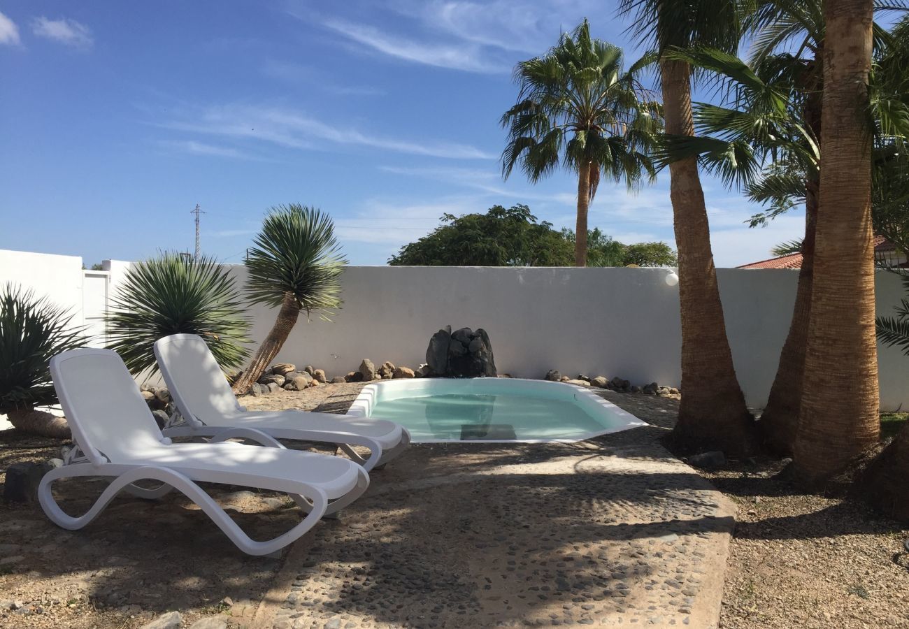 Casita Desiño Moderno is a studio for two with a spacious garden and swimmingpool. Close to the beach in Guaza, Tenerife