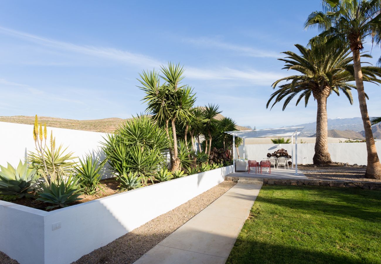 Casita Desiño Moderno is a studio for two with a spacious garden and swimmingpool. Close to the beach in Guaza, Tenerife