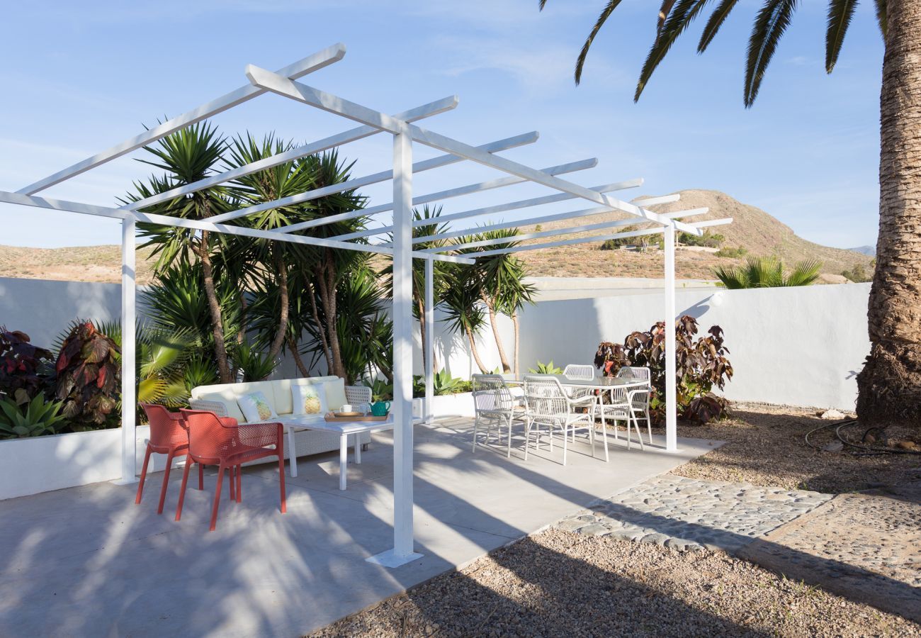 Casita Desiño Moderno is a studio for two with a spacious garden and swimmingpool. Close to the beach in Guaza, Tenerife