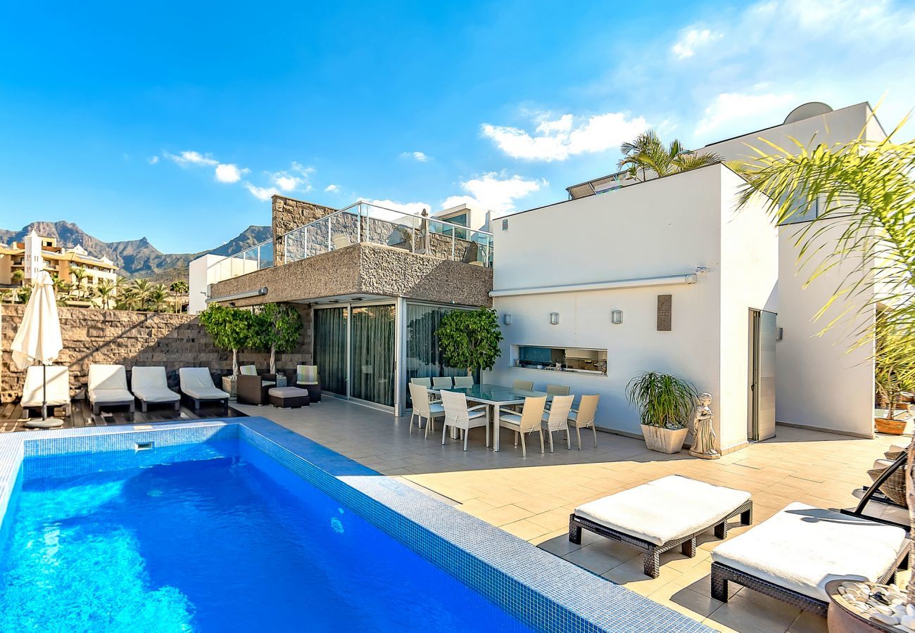Luxiorious detached Villa Reya I, with private pool and in walking distance of the beach in Costa Adeje, Tenerife
