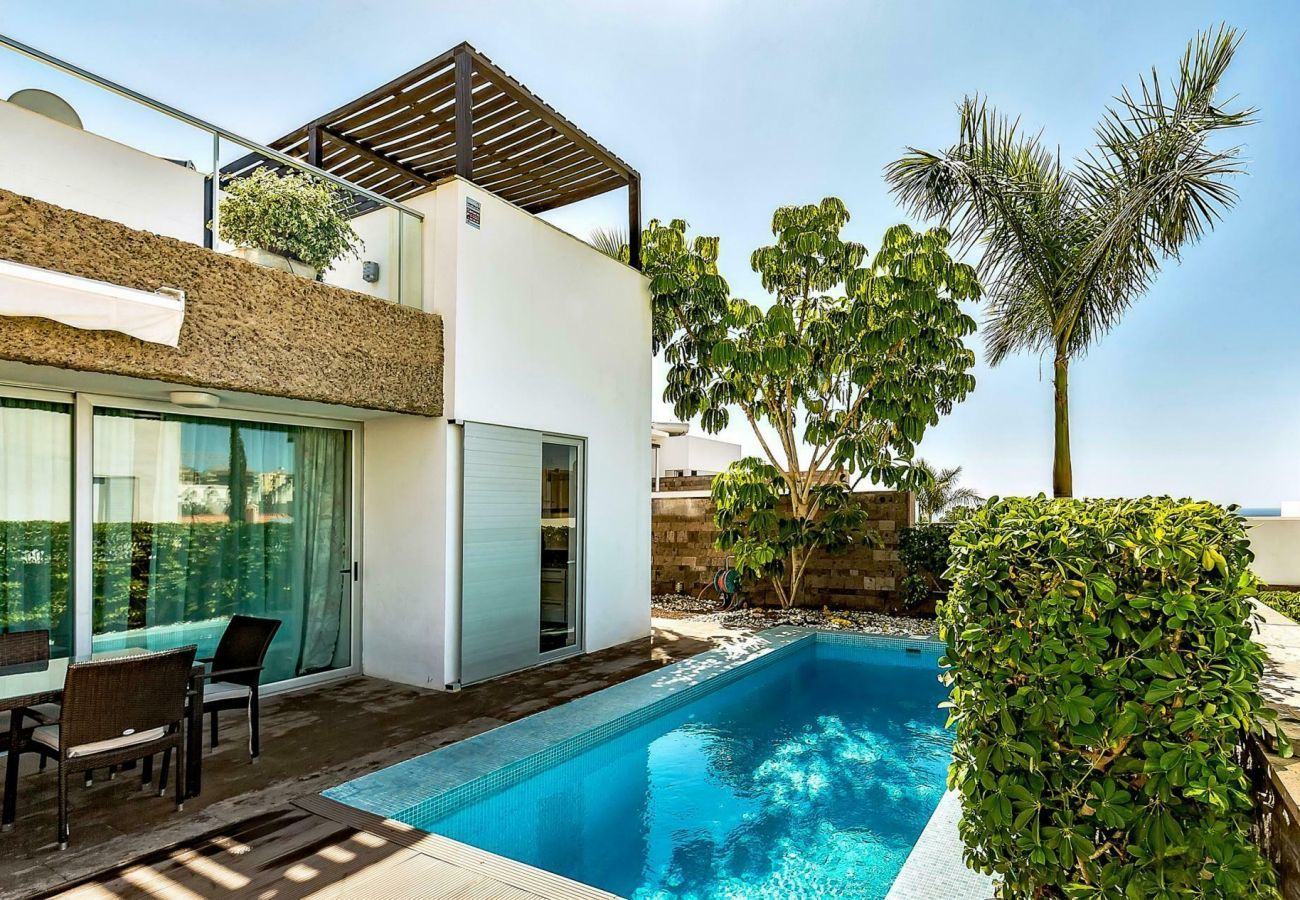 Villa Reya II is a luxiorious villa with private, heated pool. A walking distance from the beach in Costa Adeja, Tenerife