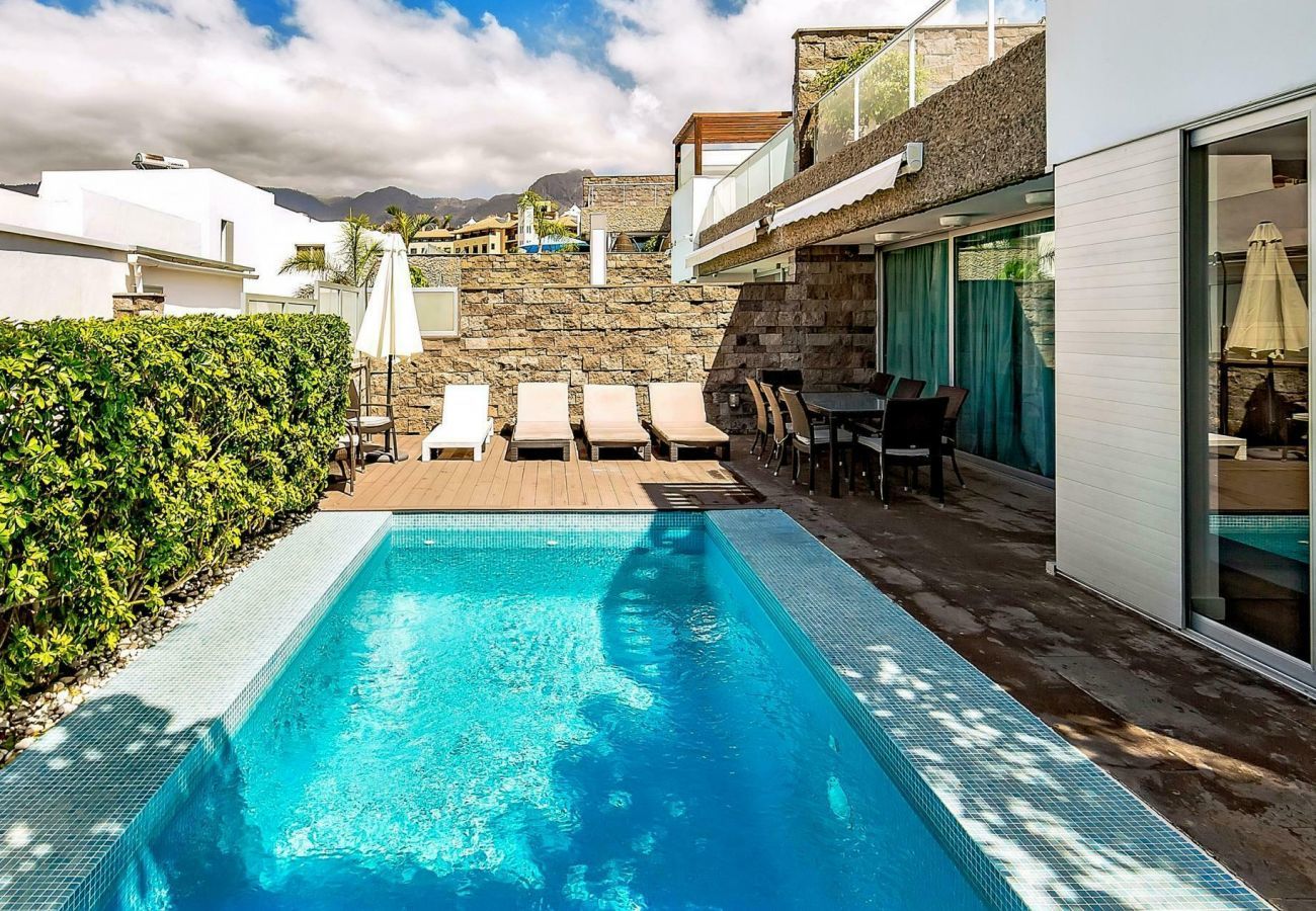 Villa Reya II is a luxiorious villa with private, heated pool. A walking distance from the beach in Costa Adeja, Tenerife