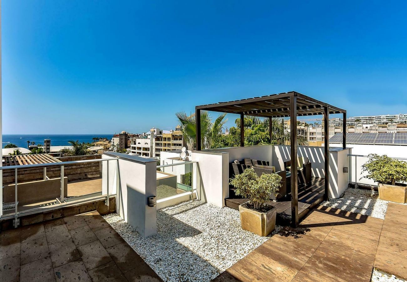 Villa Reya II is a luxiorious villa with private, heated pool. A walking distance from the beach in Costa Adeja, Tenerife