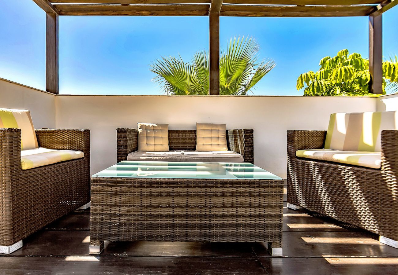 Villa Reya II is a luxiorious villa with private, heated pool. A walking distance from the beach in Costa Adeja, Tenerife