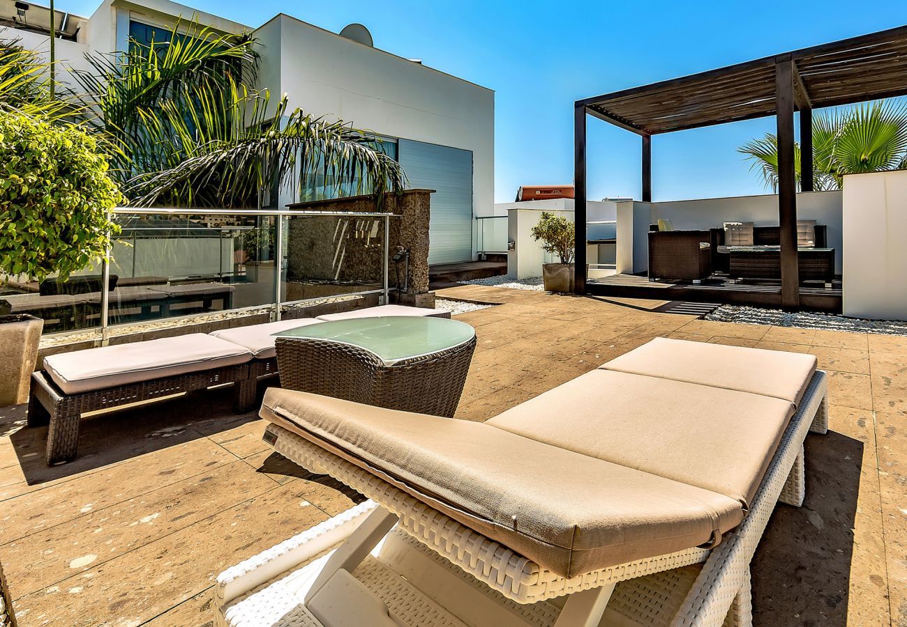Villa Reya II is a luxiorious villa with private, heated pool. A walking distance from the beach in Costa Adeja, Tenerife