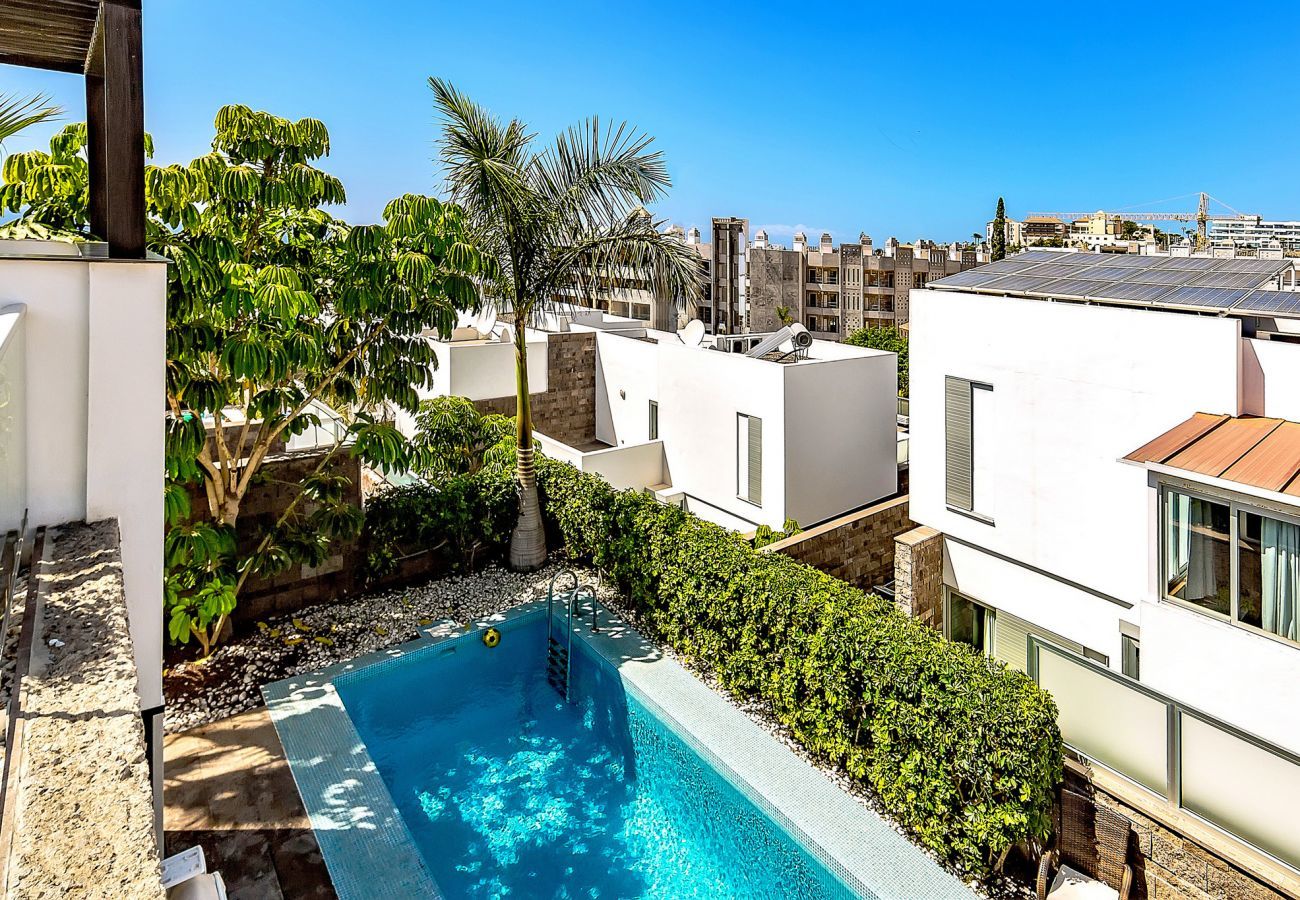 Villa Reya II is a luxiorious villa with private, heated pool. A walking distance from the beach in Costa Adeja, Tenerife