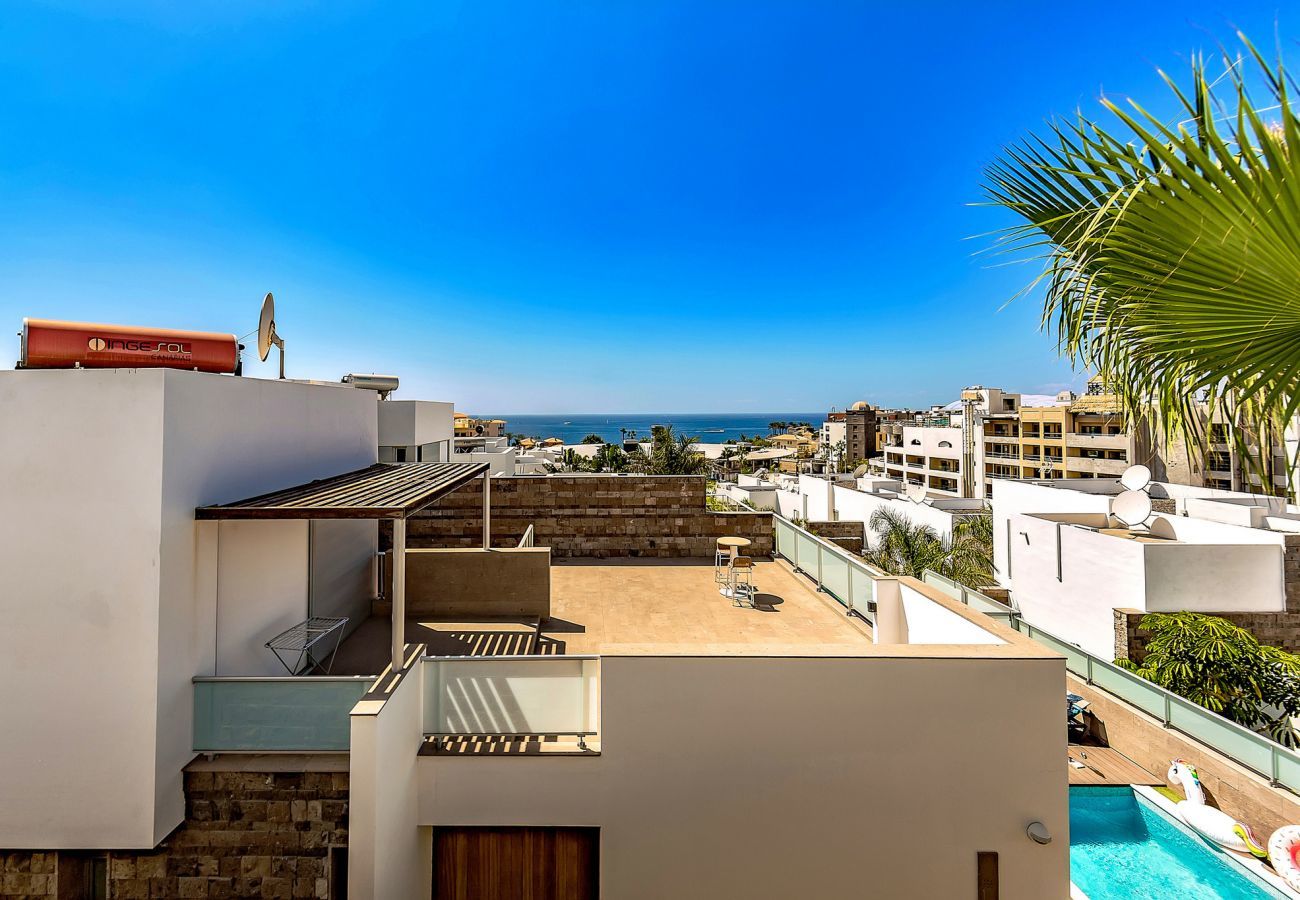 Villa Reya II is a luxiorious villa with private, heated pool. A walking distance from the beach in Costa Adeja, Tenerife