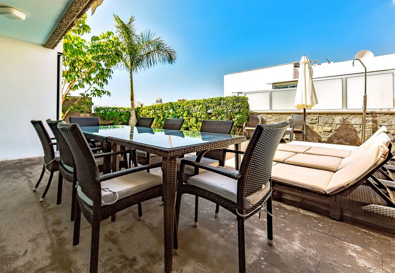 Villa Reya II is a luxiorious villa with private, heated pool. A walking distance from the beach in Costa Adeja, Tenerife