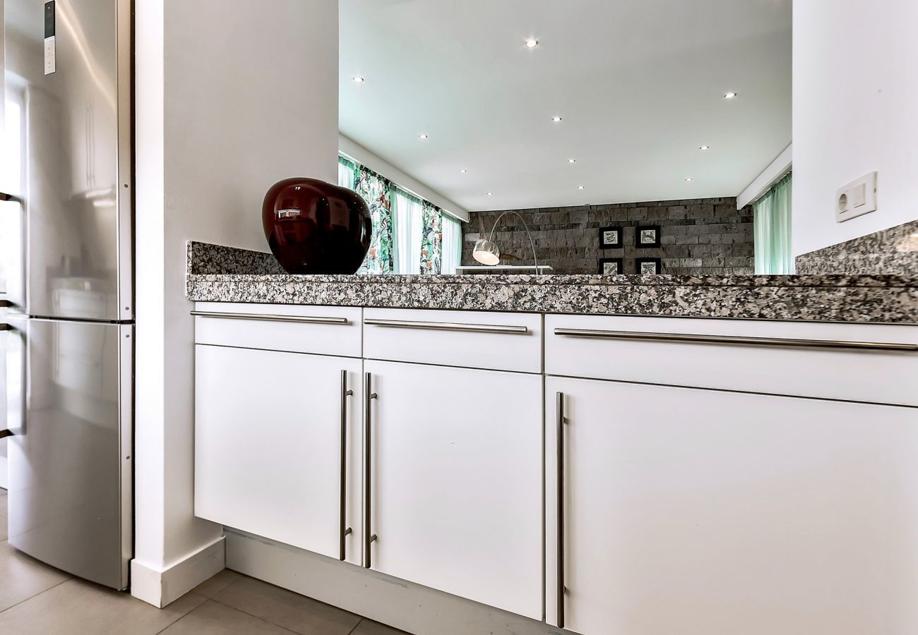 Villa Reya II is a luxiorious villa with private, heated pool. A walking distance from the beach in Costa Adeja, Tenerife