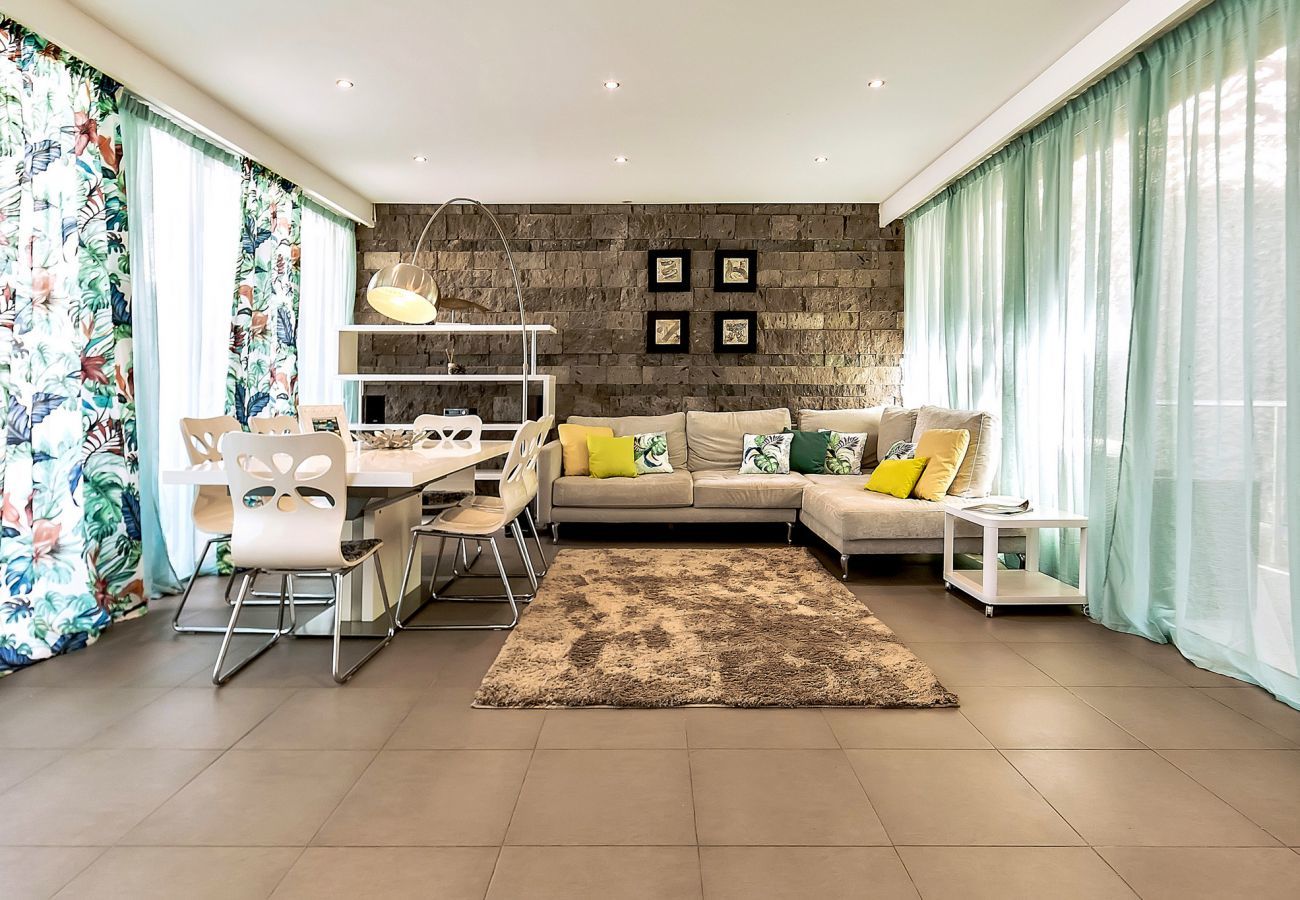 Villa Reya II is a luxiorious villa with private, heated pool. A walking distance from the beach in Costa Adeja, Tenerife