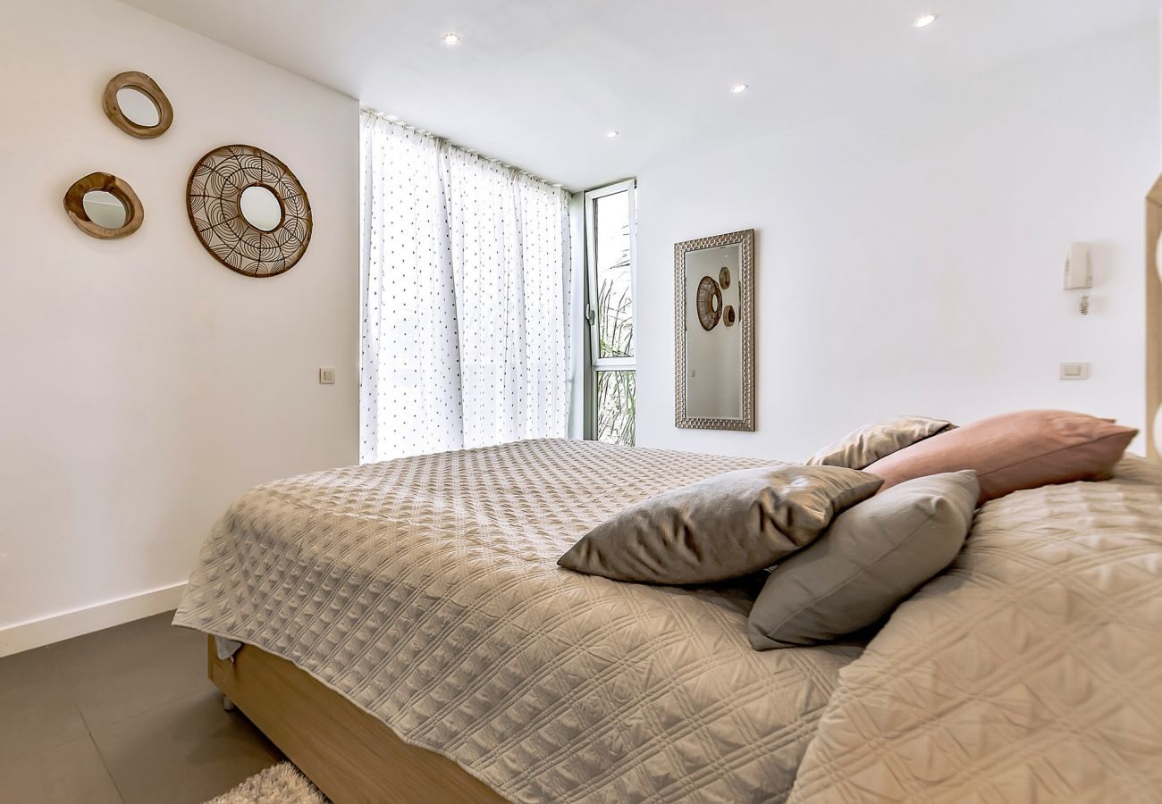 Villa Reya II is a luxiorious villa with private, heated pool. A walking distance from the beach in Costa Adeja, Tenerife