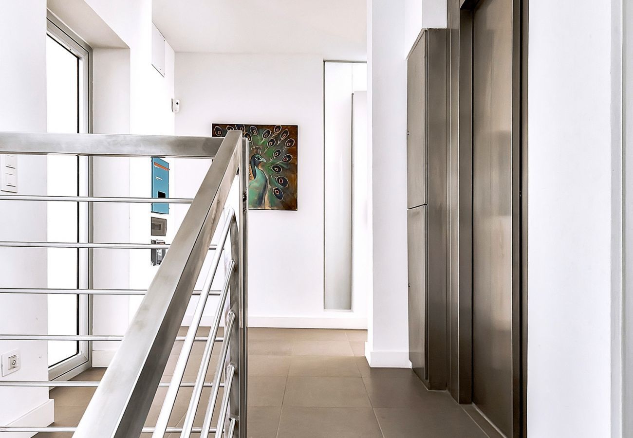 Villa Reya II is a luxiorious villa with private, heated pool. A walking distance from the beach in Costa Adeja, Tenerife