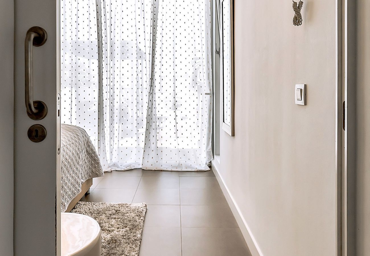 Villa Reya II is a luxiorious villa with private, heated pool. A walking distance from the beach in Costa Adeja, Tenerife