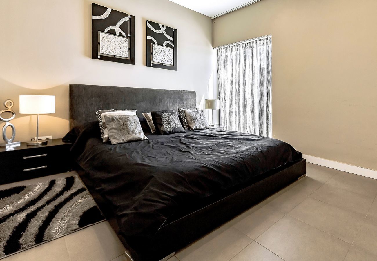Villa Reya II is a luxiorious villa with private, heated pool. A walking distance from the beach in Costa Adeja, Tenerife