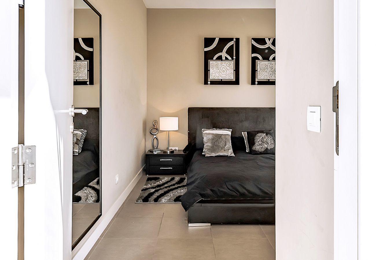 Villa Reya II is a luxiorious villa with private, heated pool. A walking distance from the beach in Costa Adeja, Tenerife