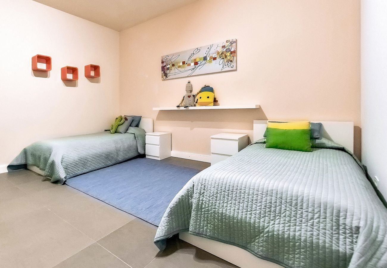 Villa Reya II is a luxiorious villa with private, heated pool. A walking distance from the beach in Costa Adeja, Tenerife