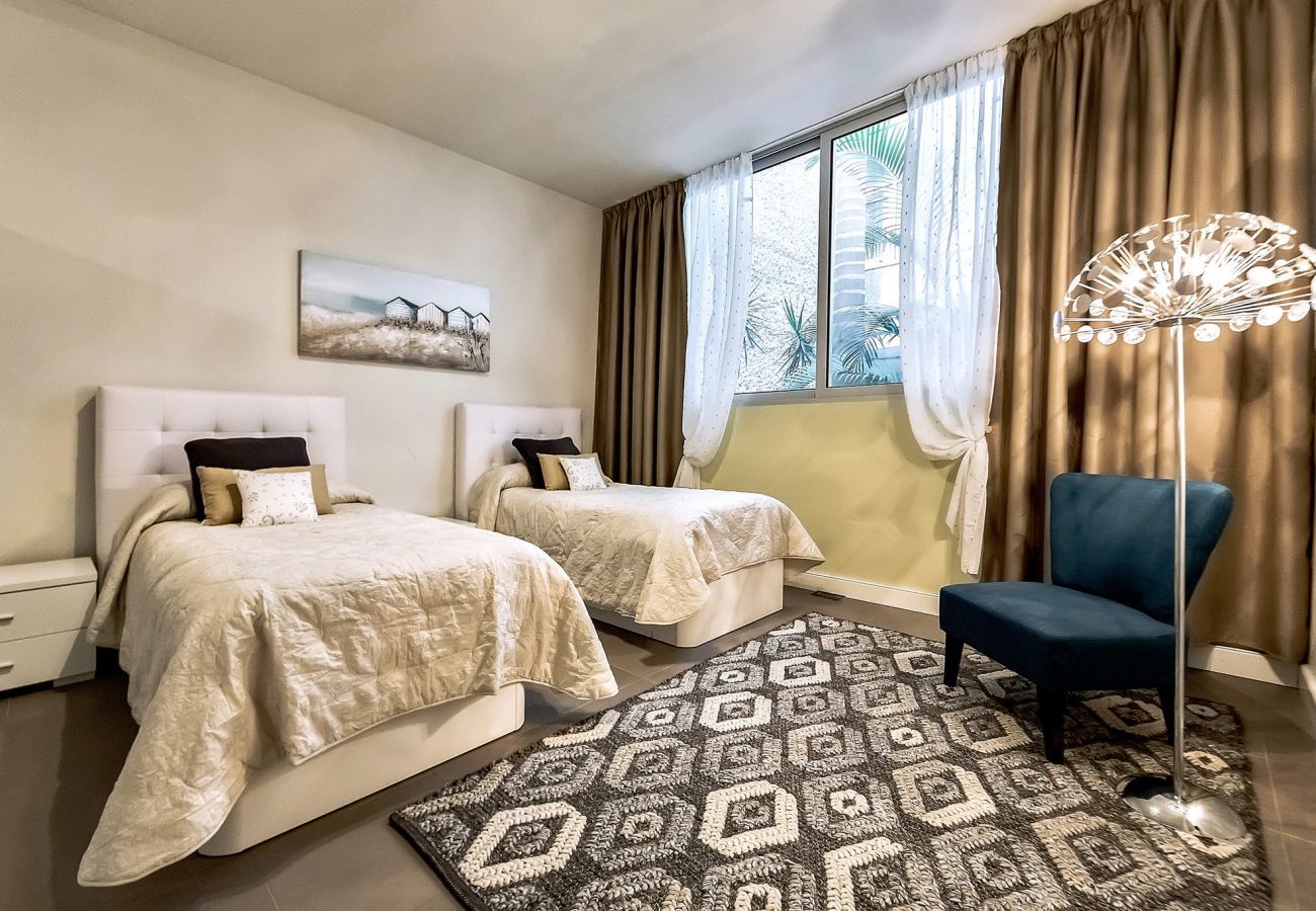 Villa Reya II is a luxiorious villa with private, heated pool. A walking distance from the beach in Costa Adeja, Tenerife