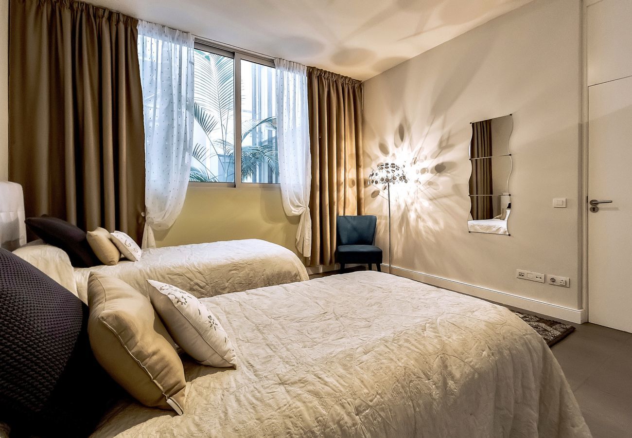 Villa Reya II is a luxiorious villa with private, heated pool. A walking distance from the beach in Costa Adeja, Tenerife