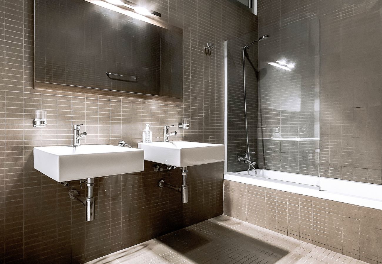 Villa Reya II is a luxiorious villa with private, heated pool. A walking distance from the beach in Costa Adeja, Tenerife