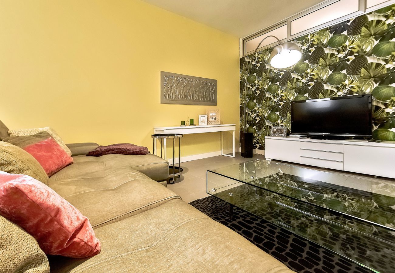 Villa Reya II is a luxiorious villa with private, heated pool. A walking distance from the beach in Costa Adeja, Tenerife