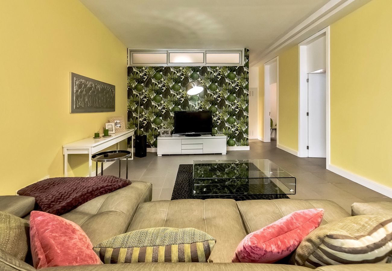 Villa Reya II is a luxiorious villa with private, heated pool. A walking distance from the beach in Costa Adeja, Tenerife
