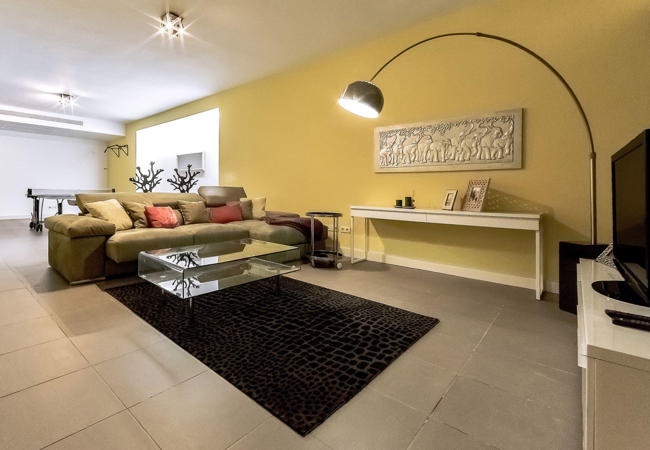 Villa Reya II is a luxiorious villa with private, heated pool. A walking distance from the beach in Costa Adeja, Tenerife
