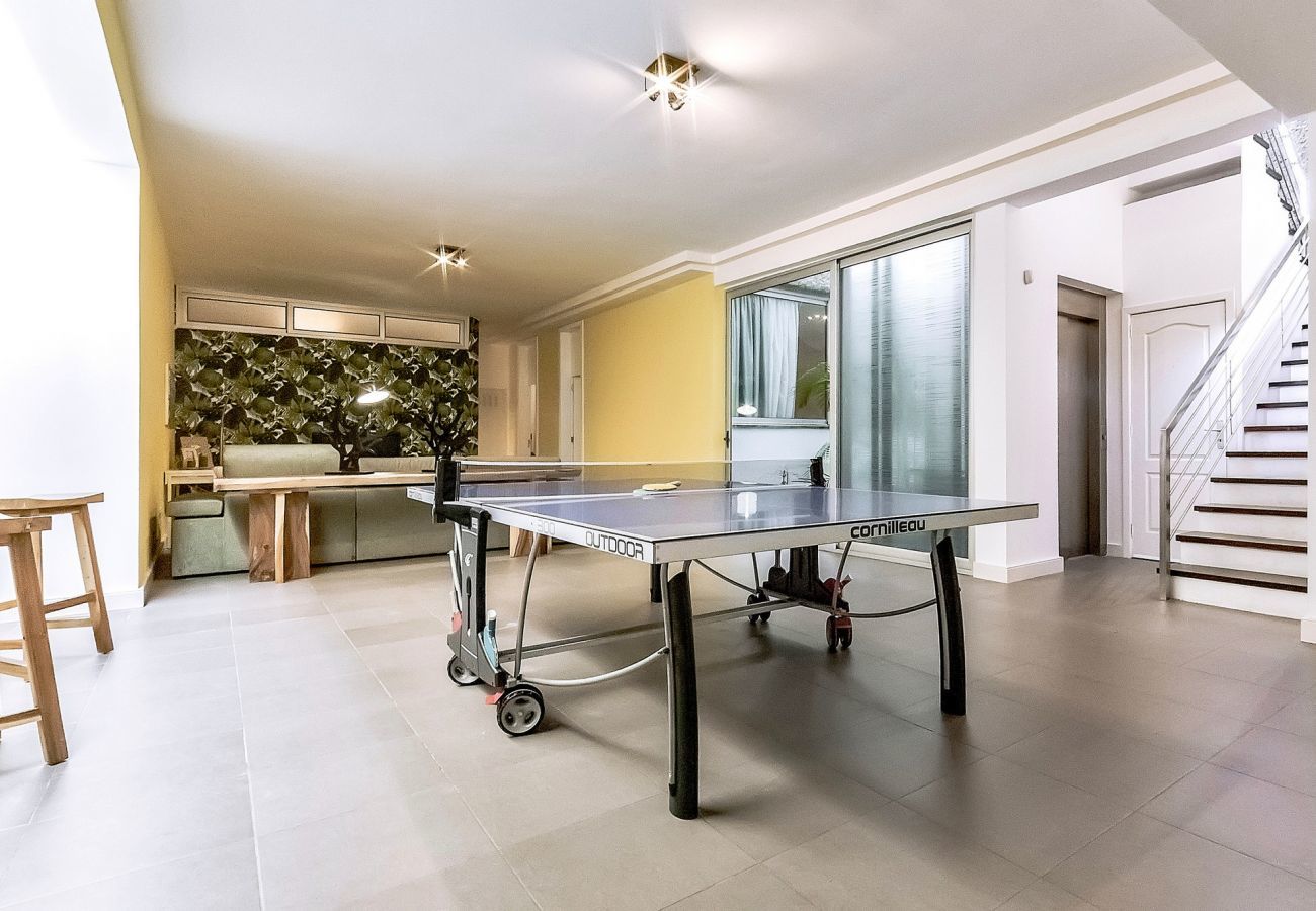 Villa Reya II is a luxiorious villa with private, heated pool. A walking distance from the beach in Costa Adeja, Tenerife