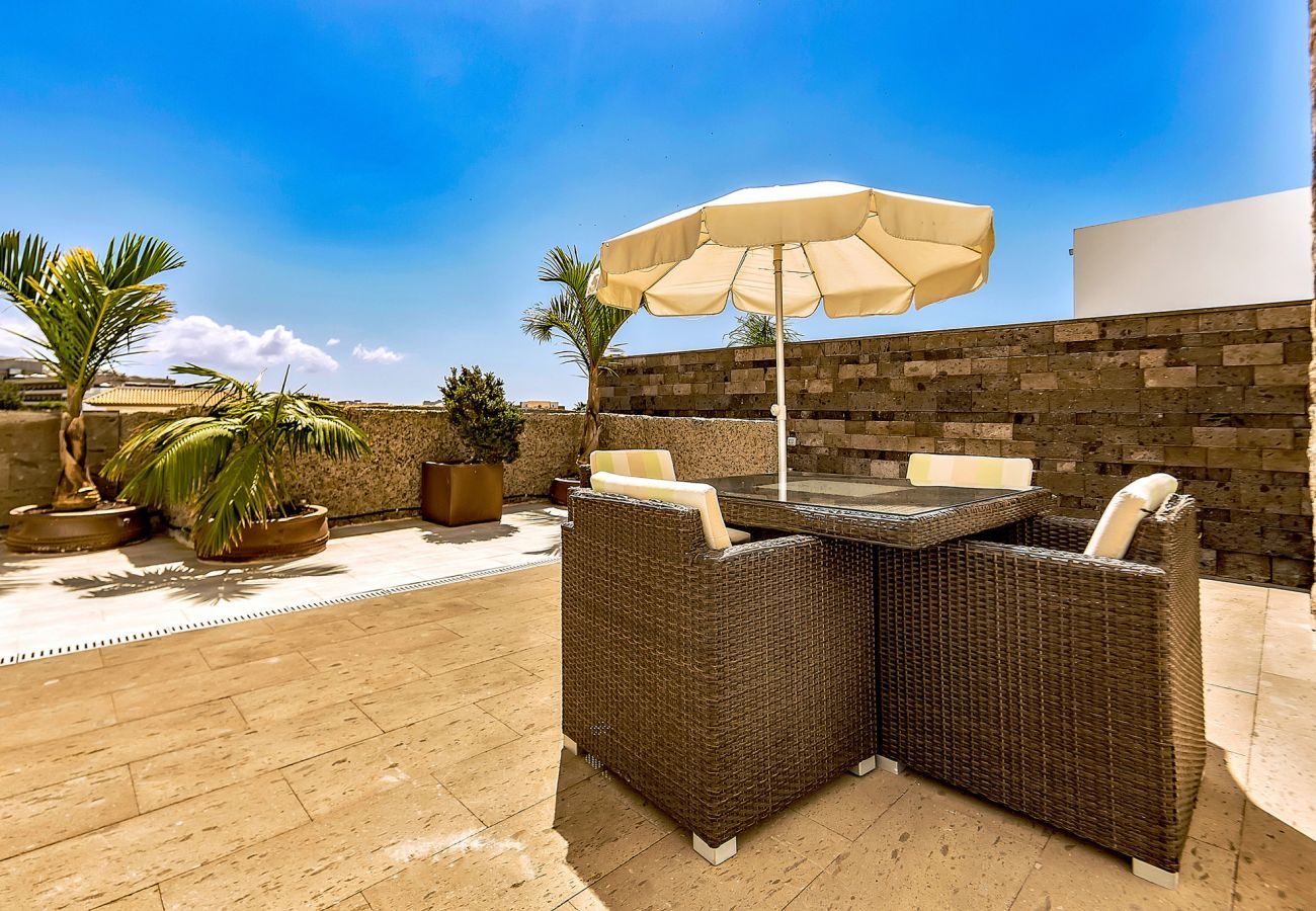 Villa Reya II is a luxiorious villa with private, heated pool. A walking distance from the beach in Costa Adeja, Tenerife