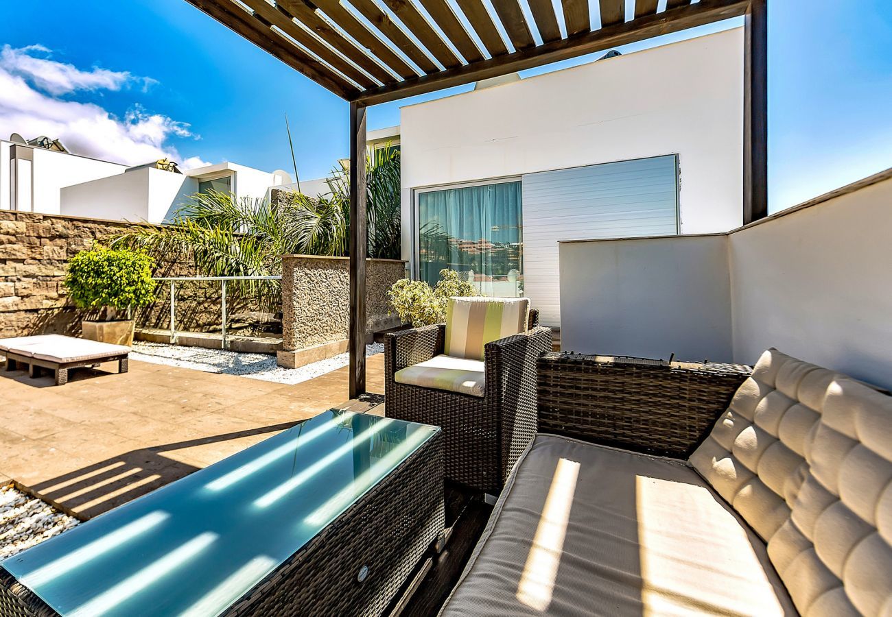 Villa Reya II is a luxiorious villa with private, heated pool. A walking distance from the beach in Costa Adeja, Tenerife