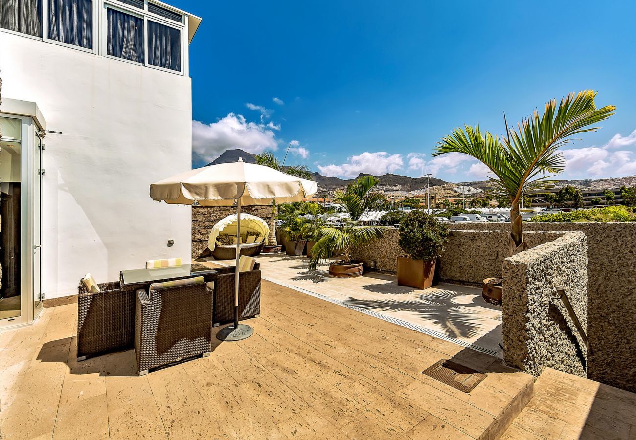 Villa Reya II is a luxiorious villa with private, heated pool. A walking distance from the beach in Costa Adeja, Tenerife