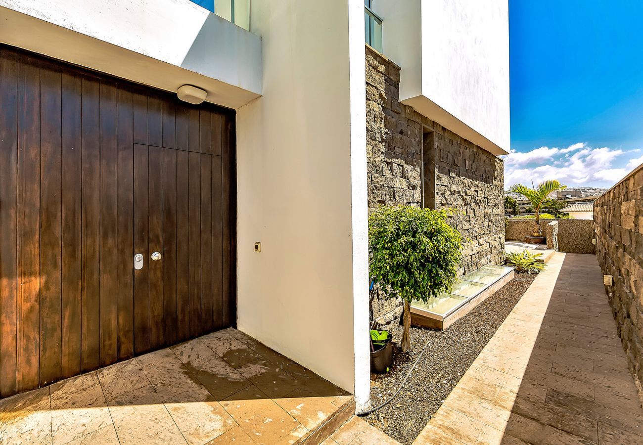 Villa Reya II is a luxiorious villa with private, heated pool. A walking distance from the beach in Costa Adeja, Tenerife