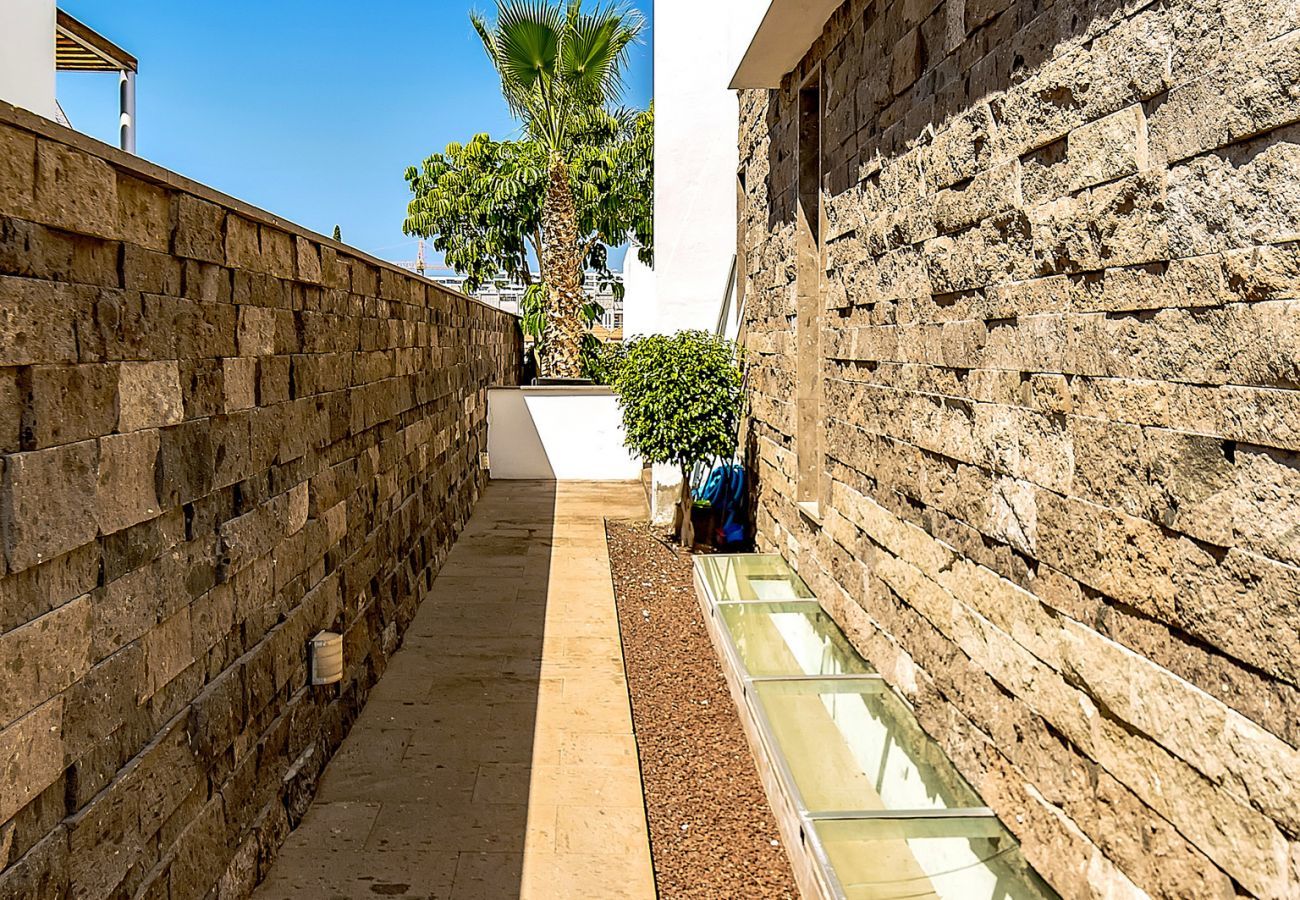 Villa Reya II is a luxiorious villa with private, heated pool. A walking distance from the beach in Costa Adeja, Tenerife