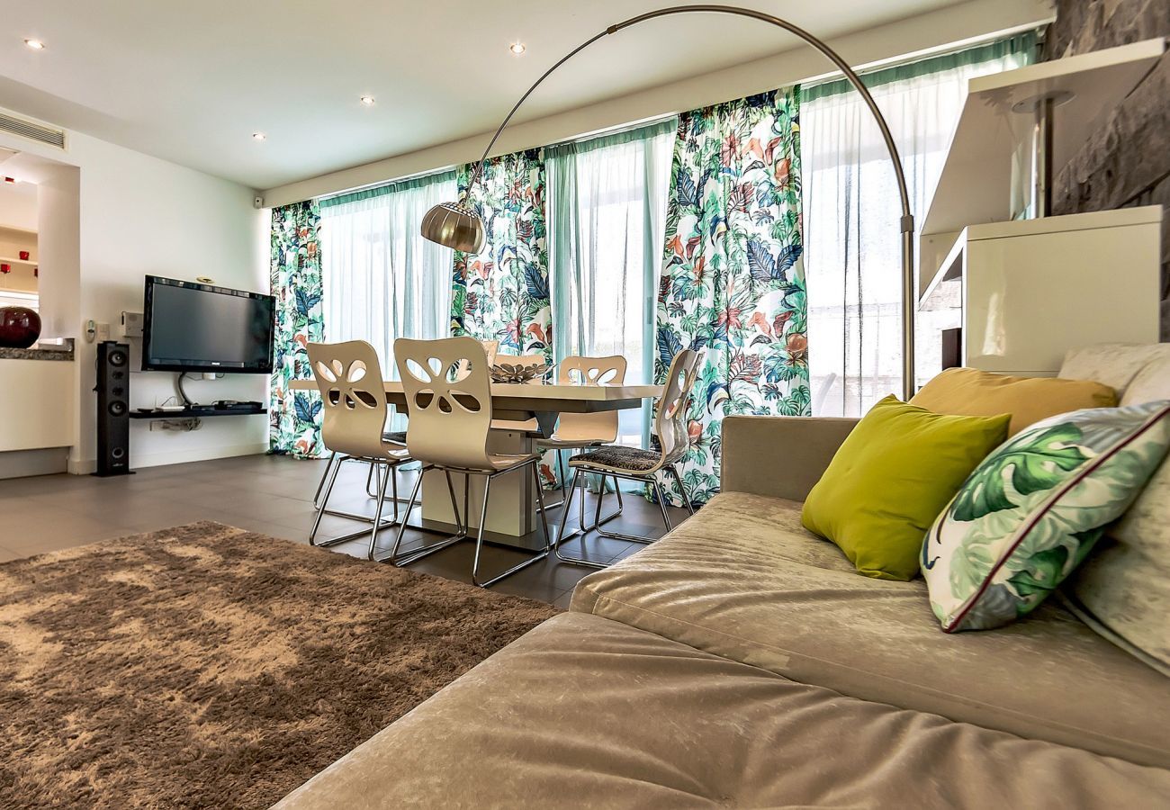Villa Reya II is a luxiorious villa with private, heated pool. A walking distance from the beach in Costa Adeja, Tenerife