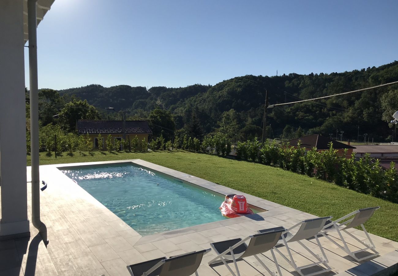 Casa Piani is a modern villa with lots of space and tranquility and private pool. In the greenery of Plodio, Ligurië