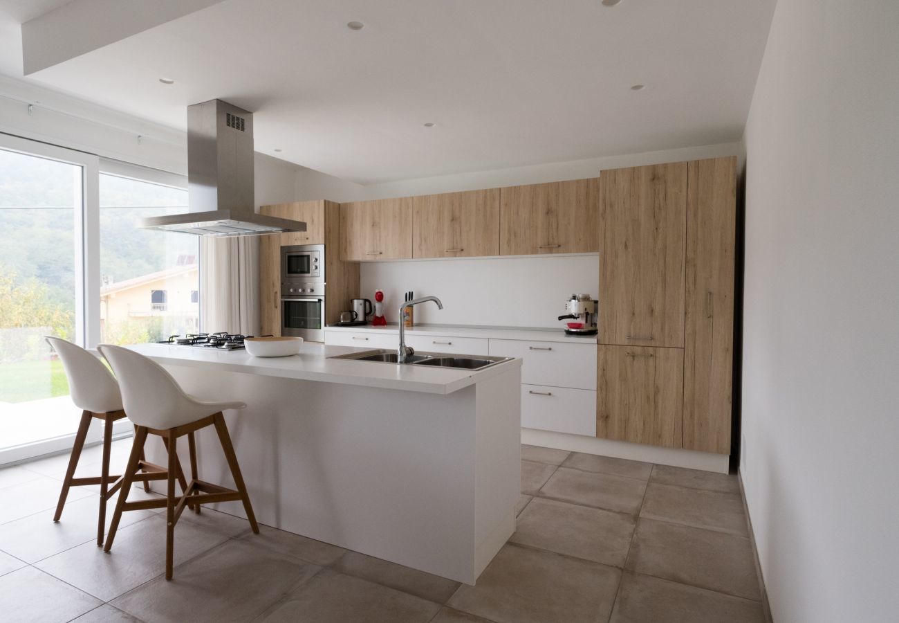 Casa Piani is a modern villa with lots of space and tranquility. With private pool, in the greenery of Plodio, Ligurië