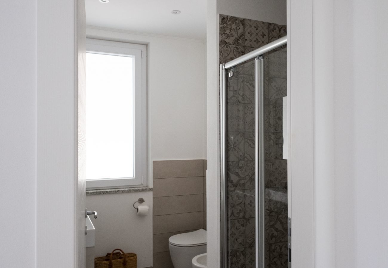Casa Piani is a modern villa with lots of space and tranquility. With private pool, in the greenery of Plodio, Ligurië