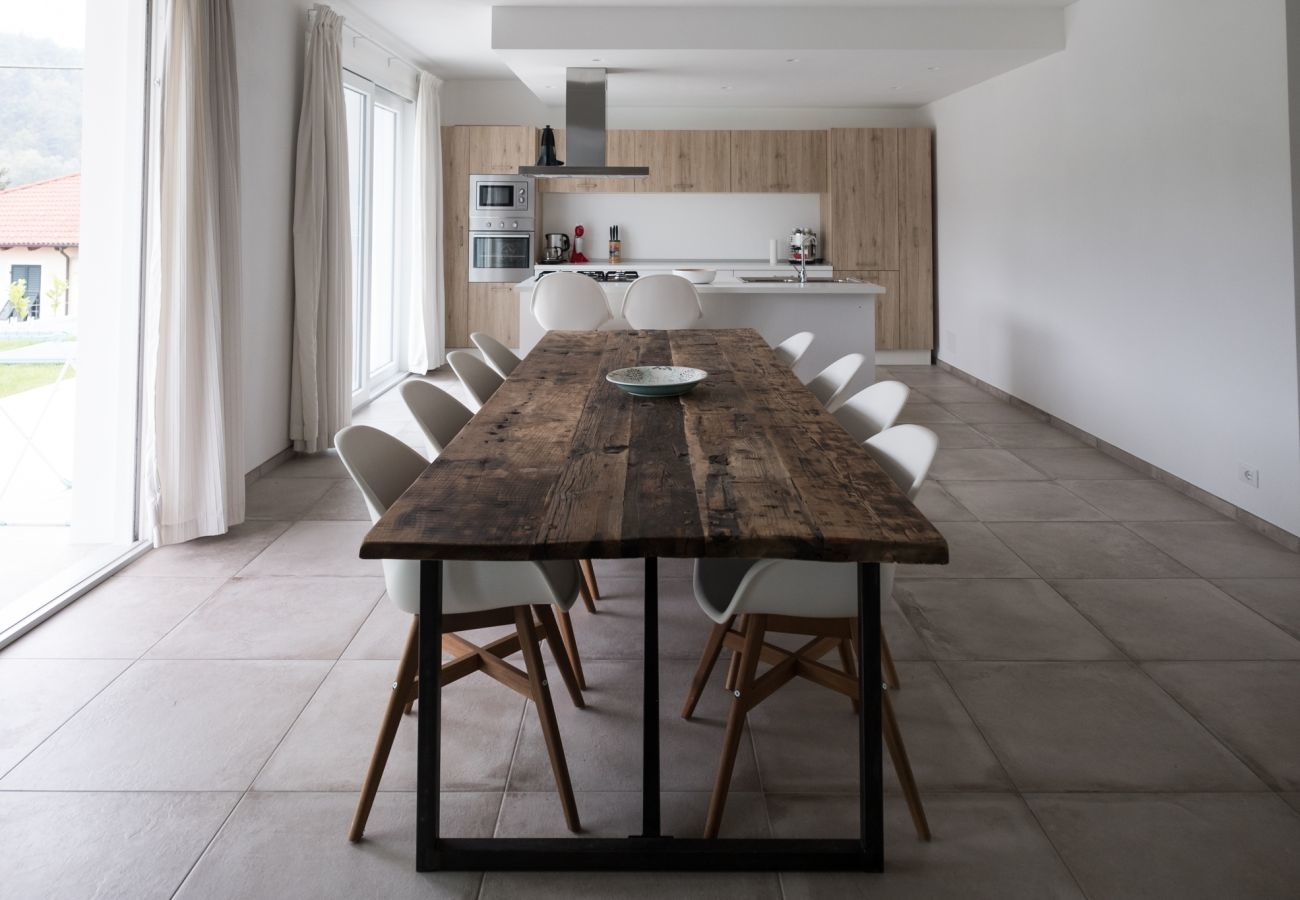 Casa Piani is a modern villa with lots of space and tranquility. With private pool, in the greenery of Plodio, Ligurië