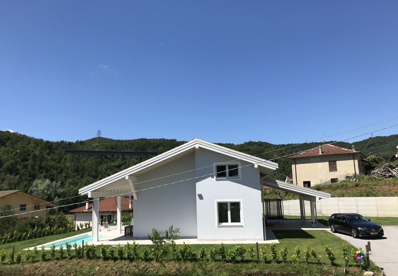 Casa Piani is a modern villa with lots of space and tranquility. With private pool, in the greenery of Plodio, Ligurië