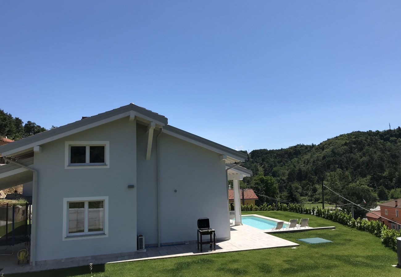 Casa Piani is a modern villa with lots of space and tranquility. With private pool, in the greenery of Plodio, Ligurië