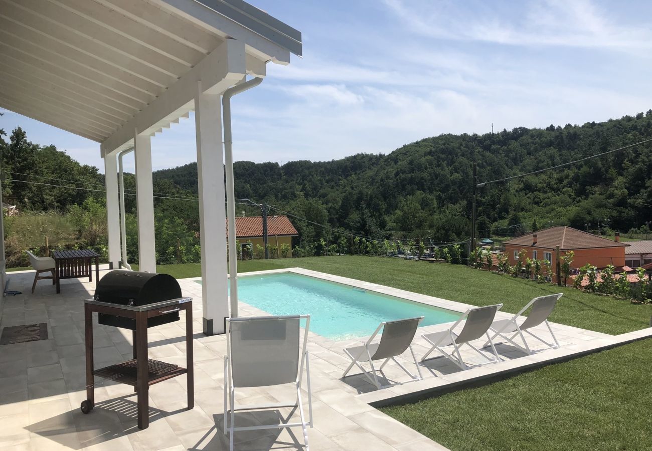 Casa Piani is a modern villa with lots of space and tranquility. With private pool, in the greenery of Plodio, Ligurië