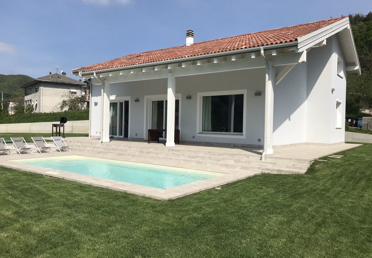 Casa Piani is a modern villa with lots of space and tranquility. With private pool, in the greenery of Plodio, Ligurië